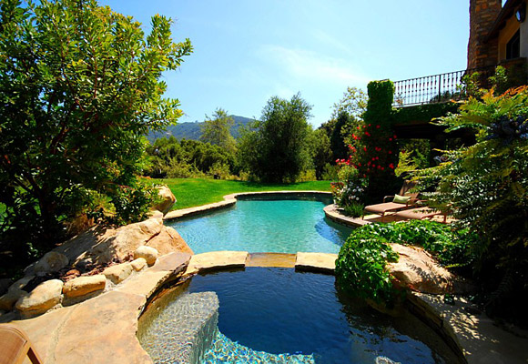 Custom Pools - New & Remodels